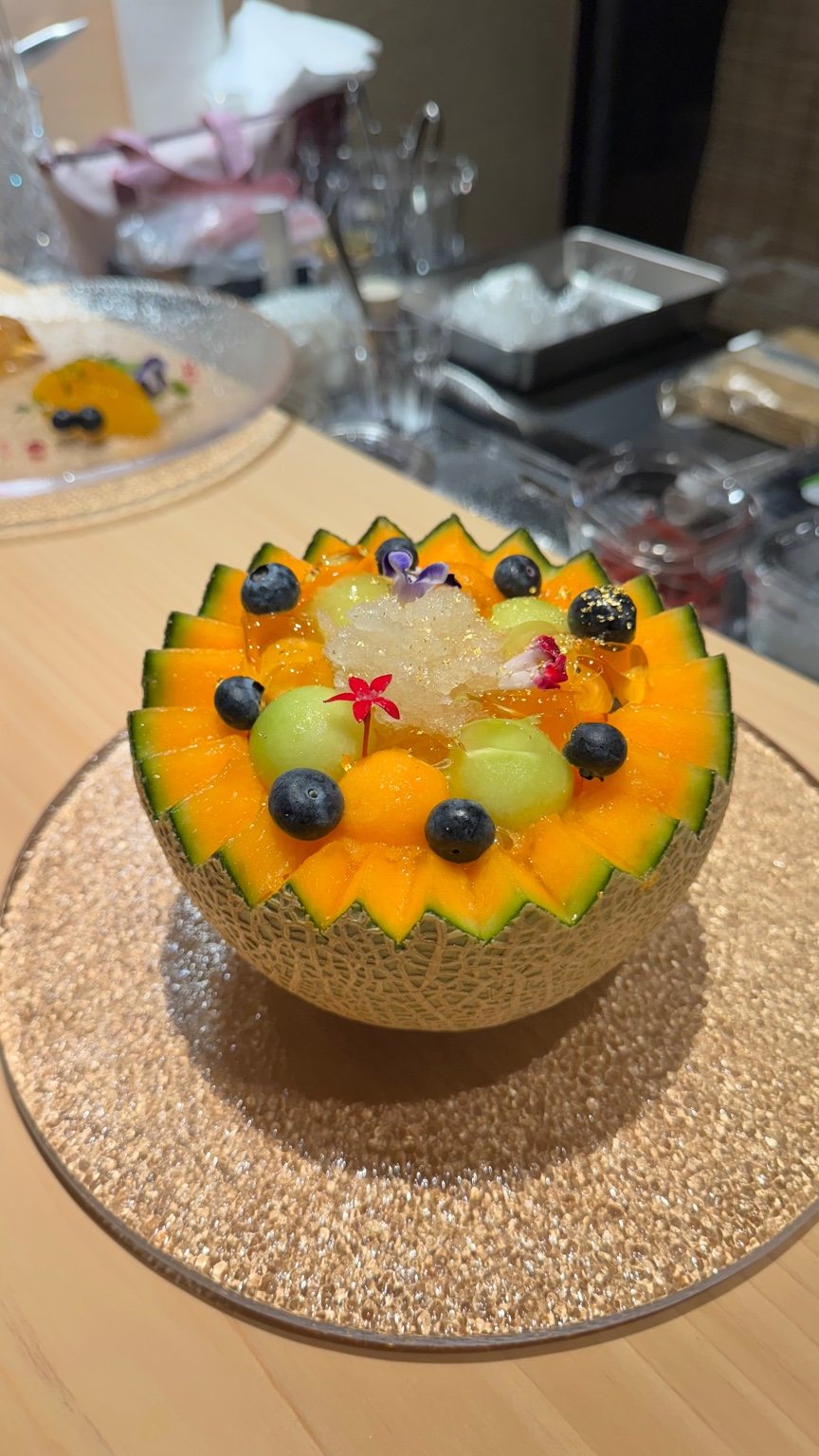 季節の果実を使ったパフェ